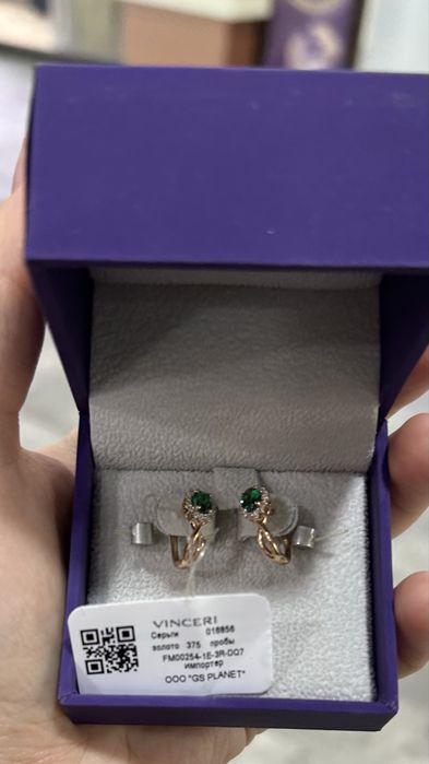 Оригинальные золотые серьги Vinceri с изумрудами и бриллиантами