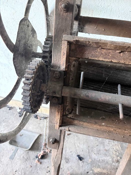 presa de struguei veche in stare de functiune de capacitatea de 800 litri