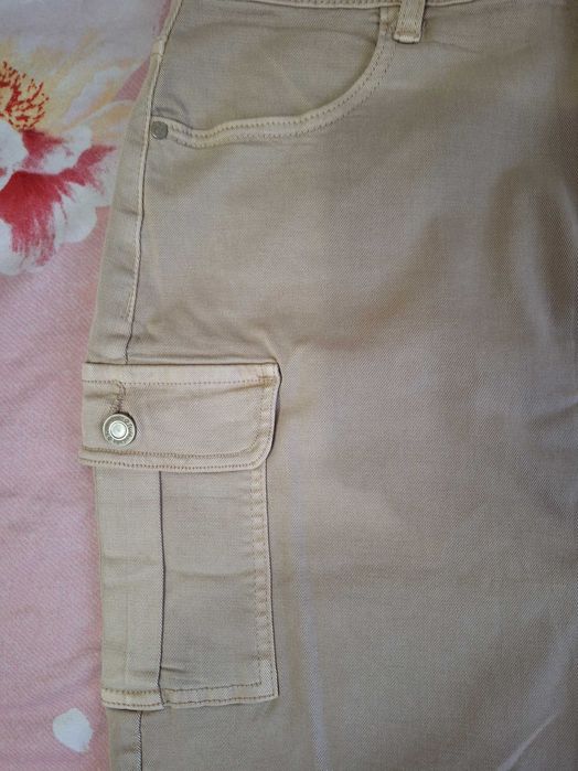 Чисто нова еластична бежова пола