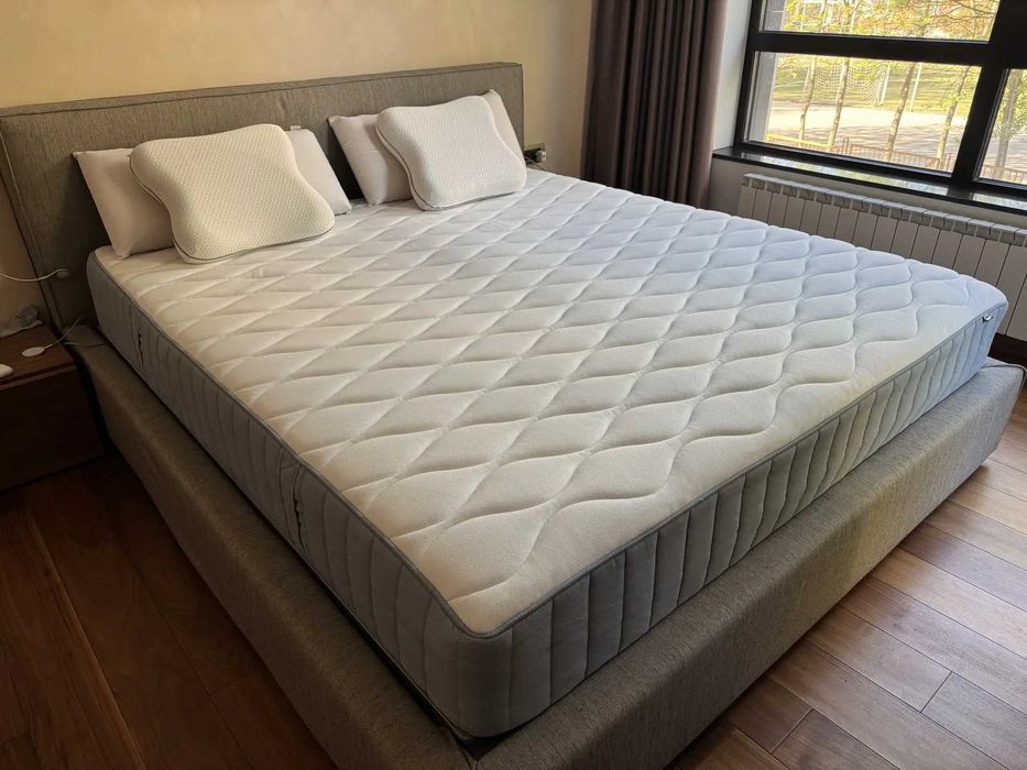 IKEA матрак 180x200 + 2 ергономични възглавници