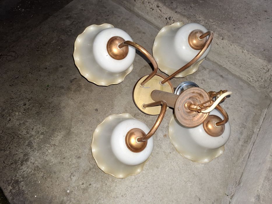 Абажур полюлей с четири лампи перфектен много стар в перфектно състоян