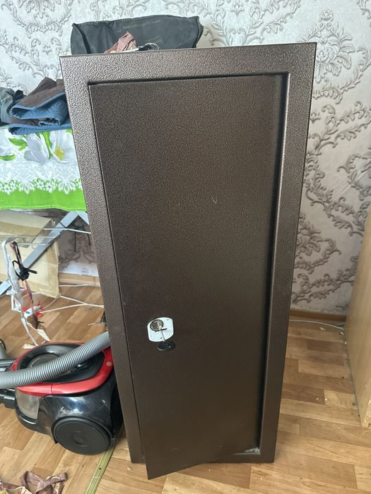 Продам сейф металлический