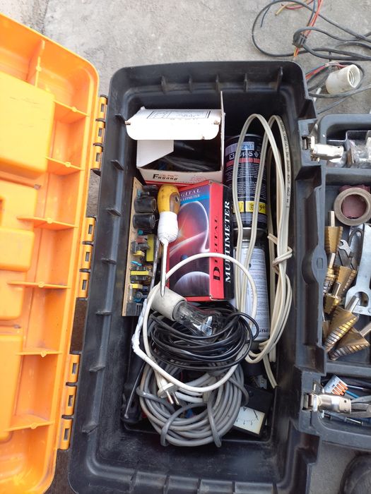 Ящик продам все для электрика