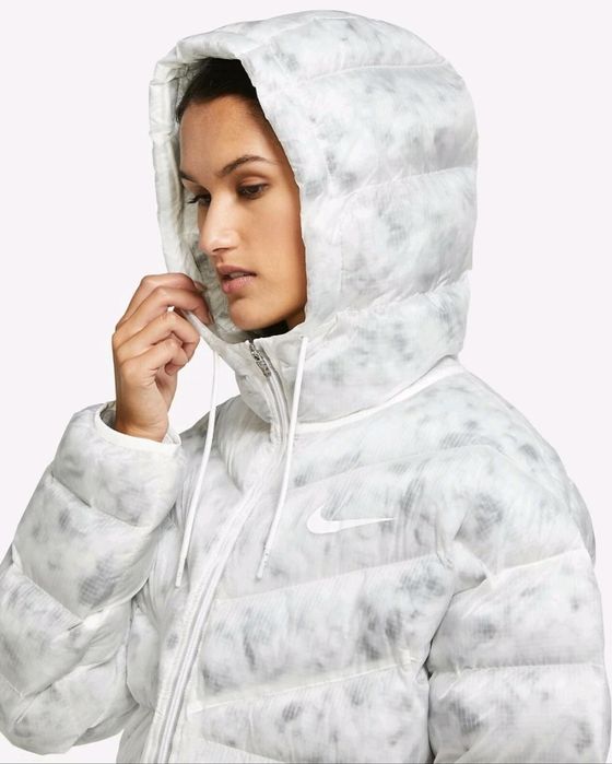 Дамска Парка Nike

Чисто нова с етикети.

Размер L ( уголемена)

Цена