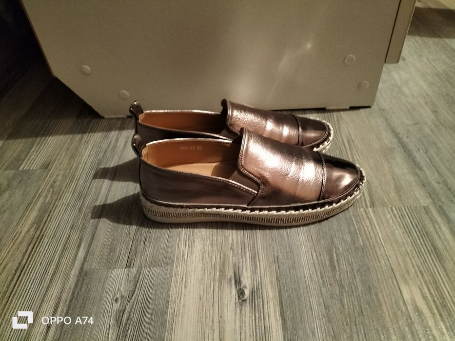 Продам женскую обувь .лоферы