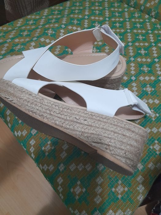 Sandale albe superbi 38-39