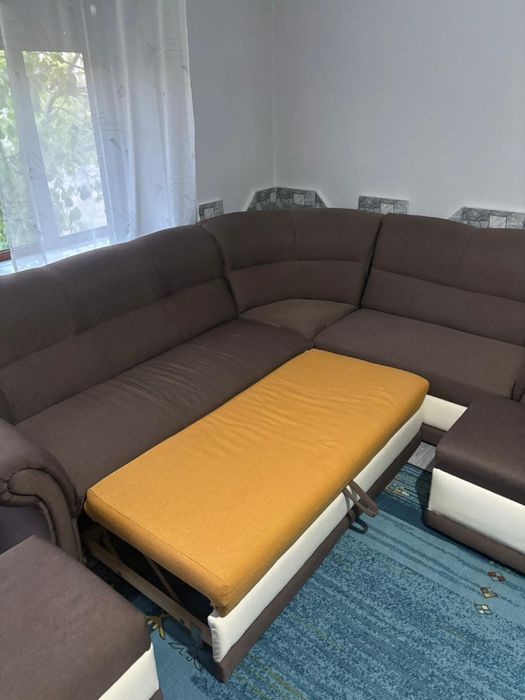 coltar cu 7 locuri extensibil + 2 fotolii si 4 tabureti