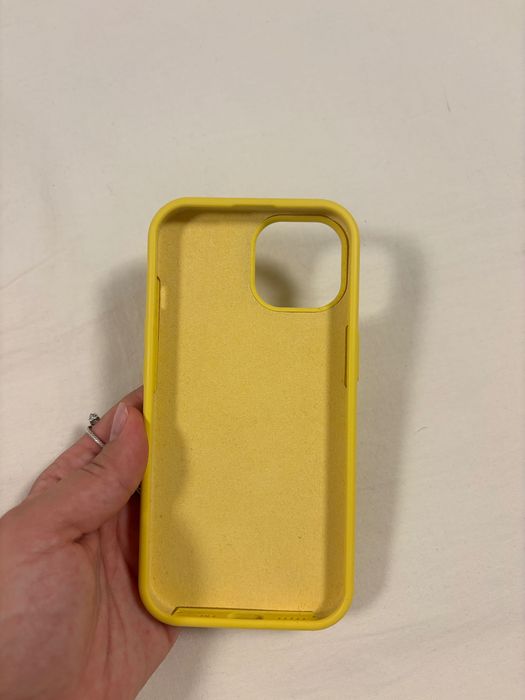 iPhone 15 жълт калъф