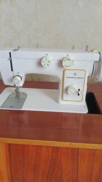 Продам швейную машинку Чайка 142-М