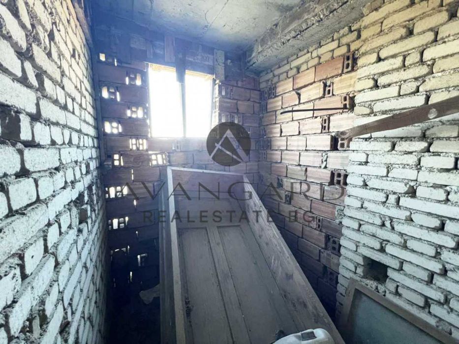 оф.24423 Самостоятелна къща с двор/ с. Скутаре