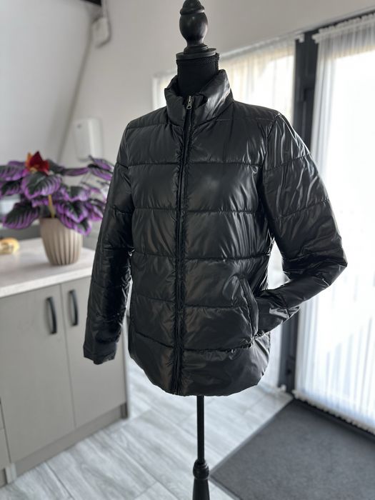 Geaca neagra lucioasa