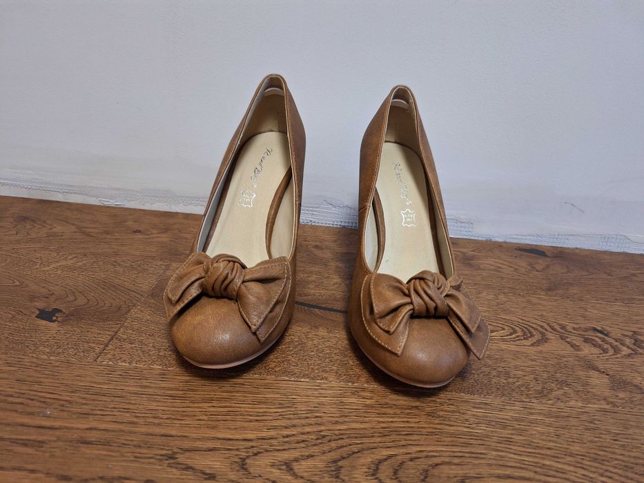 Нови бежови oфис обувки