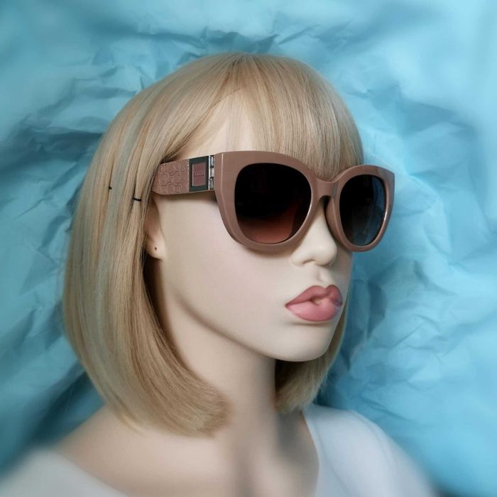 Нови Guess слънчеви очила в телесен цвят с акценти от розово злато