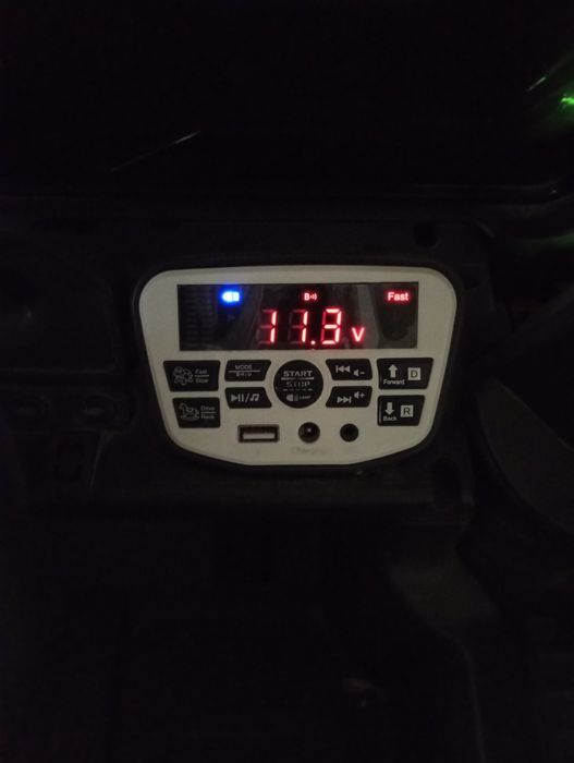 Bolalar mashinasi sotiladi