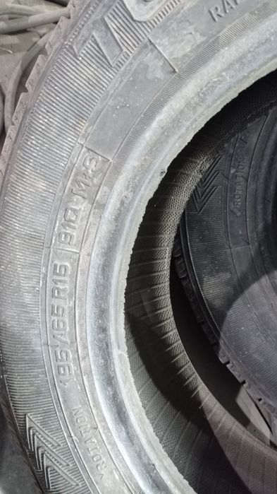 Продам два балона зимней резины .