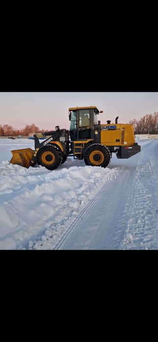 Фронтальный погрузчик.