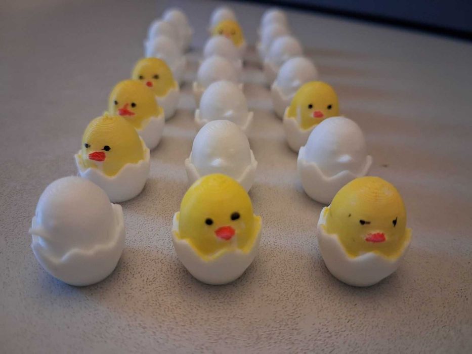 Сладка мини фигурка – пиленце в яйце