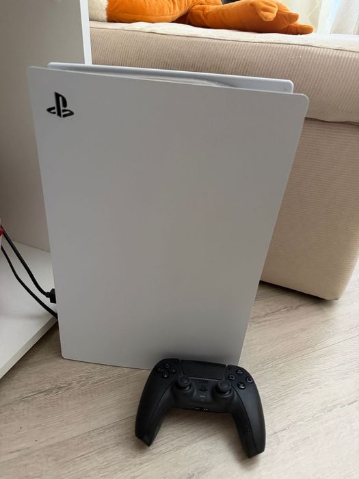 Продам PlayStation 5 с 2 геймпадами и играми