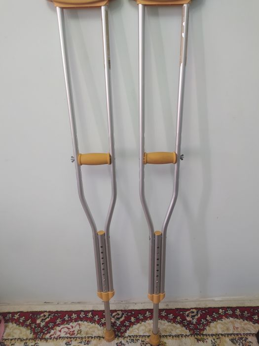 Продам костыли, б/у , алюминиевые , регулируется,.