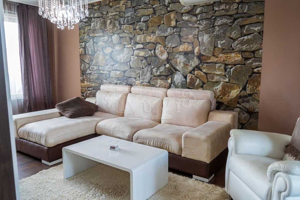 Продава се Четиристаен апартамент в Добрич, Христо Ботев - 98 кв.м за 1103 €/кв.м - Снимка #1