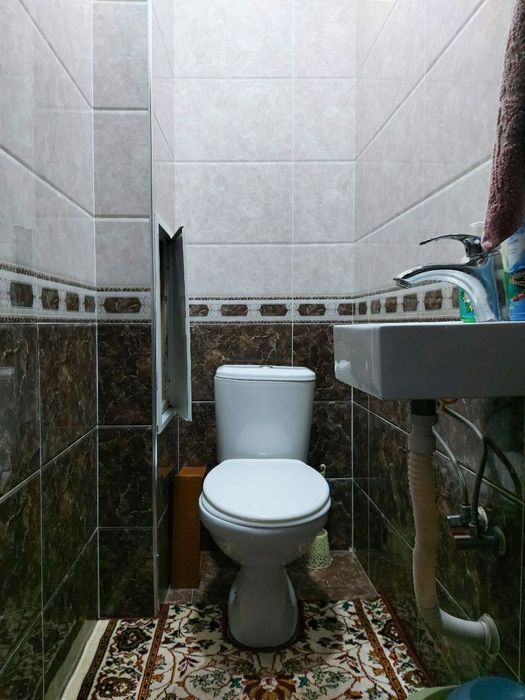 Uy sotiladi Qoratoshda 1 etaj 3 xonali.