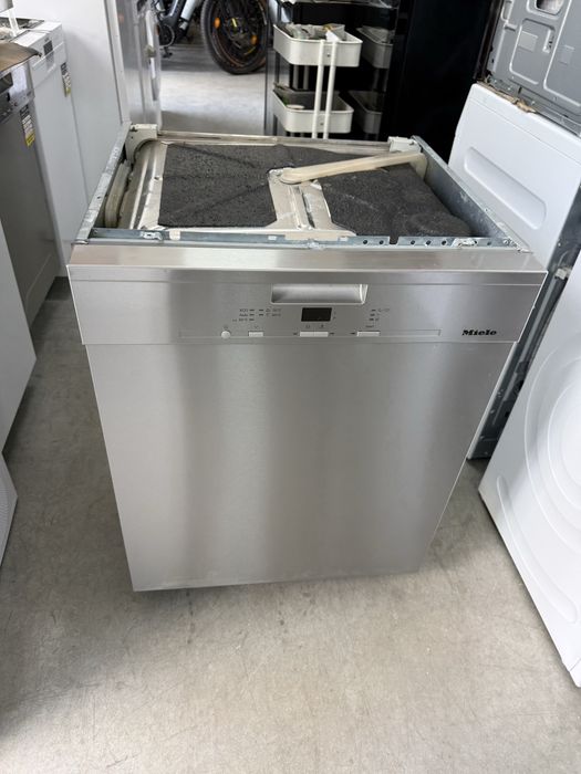 Съдомиялна MIELE 60/см с три кошници.