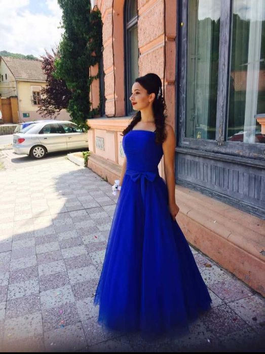 Rochie albastră, perfectă pentru nuntă