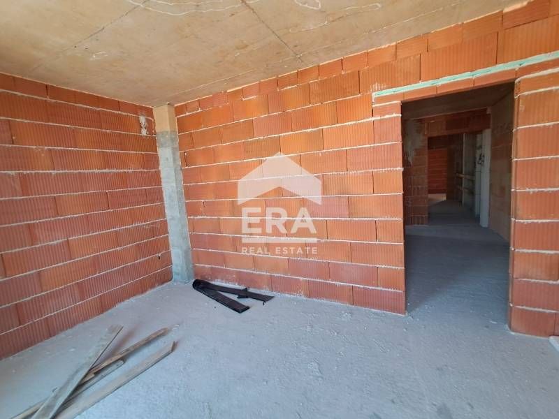 Тристаен апартамент за продажба, с голяма дневна, в новострояща се лук