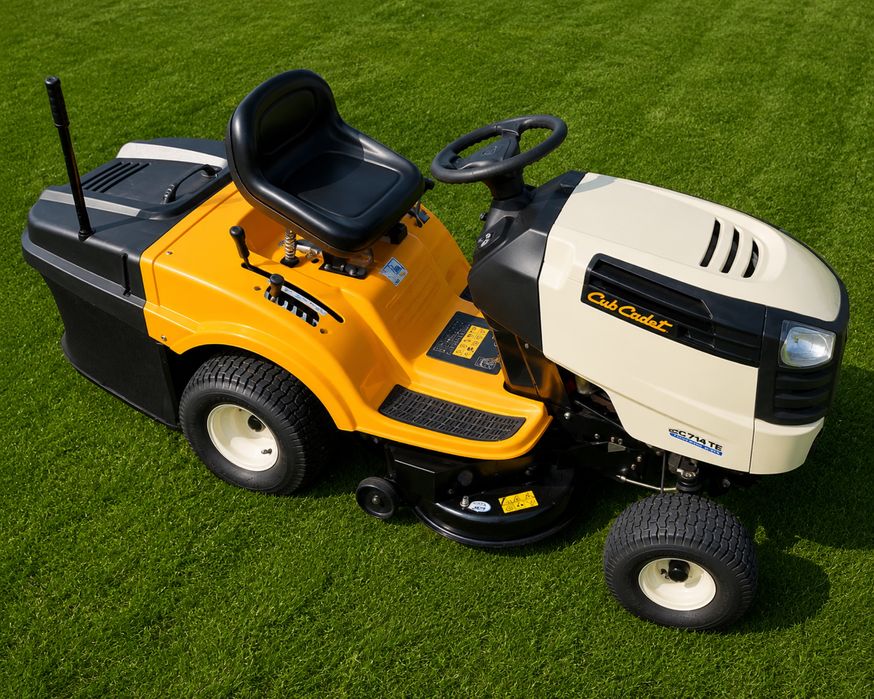 Tractoraș de tuns iarba/gazon  Cub Cadet CC 714 TE 2018 / cu Coș pentru iarbă / 420cc / 15 cai /Recent adus !