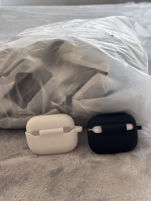 Продавам силиконени черни и бели калъфи за AirPods Pro / Pro 2
