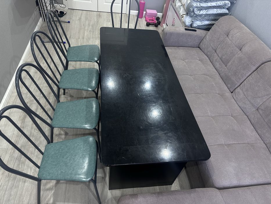 Стол и стулья продам срочно