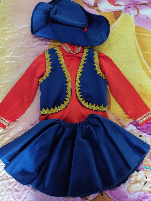 Продам костюмы на девочку