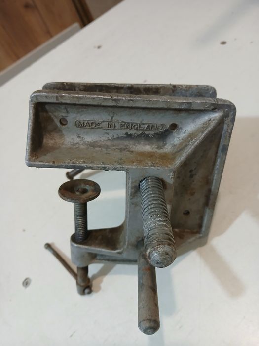 Продавам менгеме