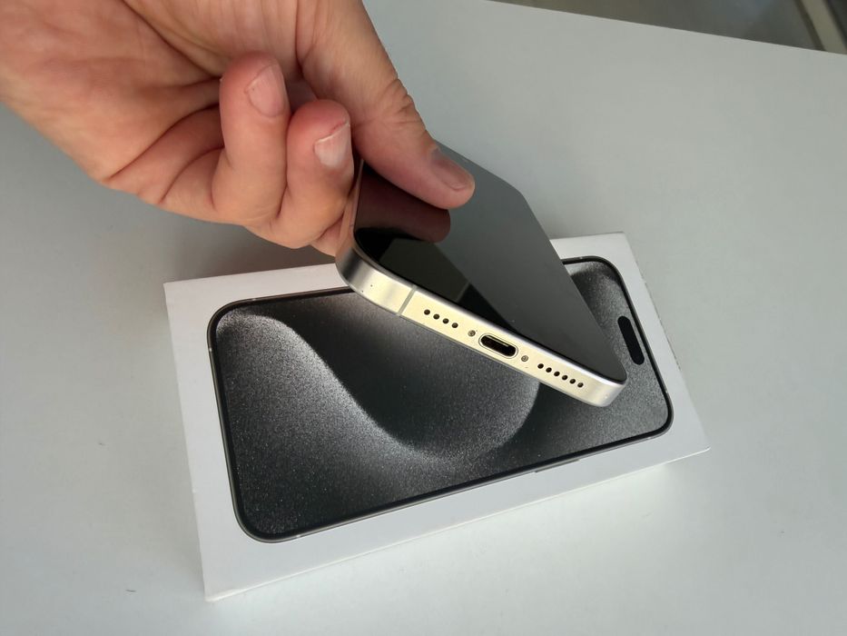 Iphone 15pro max Бял 256gb 1 год. гаранция Батерия на 100% !