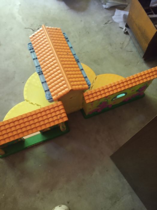 Игрушечный дом для кукол