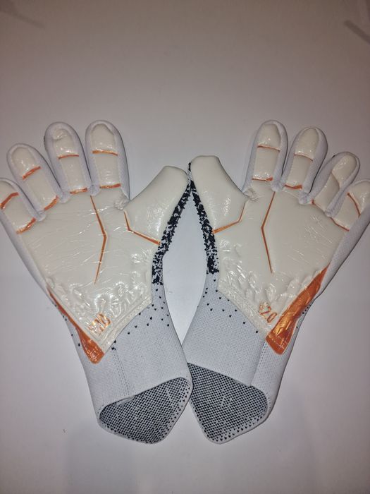 Футбольные перчатки для вратаря