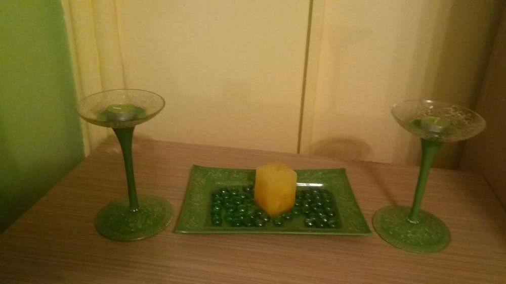 Vand tava ornamentala si 2 sfesnice din sticla