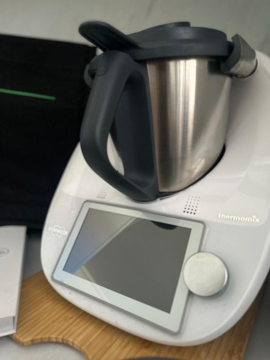 De vanzare Thermomix TM 6 cu 2 boluri + accesoriu feliere si razuire
