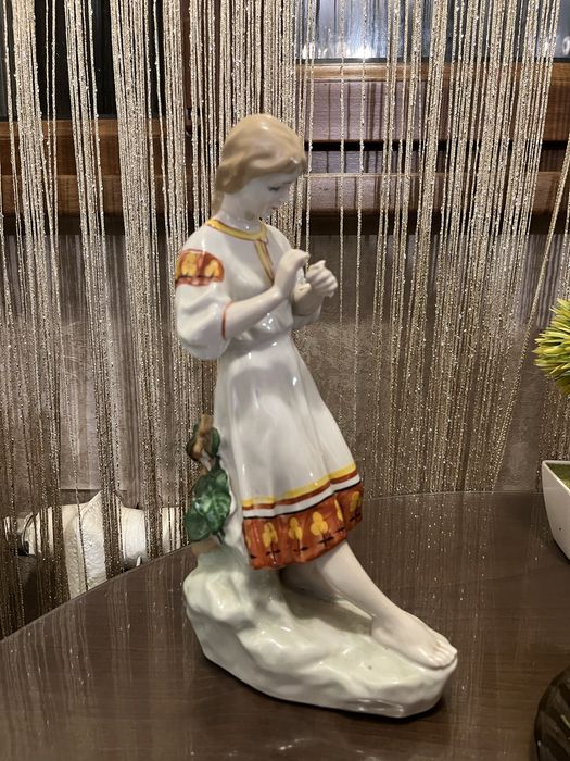 Фарфоровая статуэтка девушки