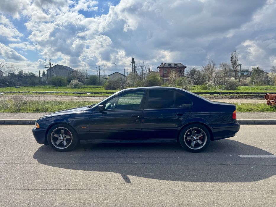 BMW   E39   520i.