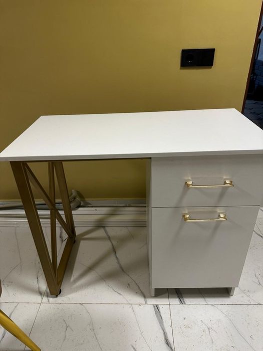 Продам 2 новых комплекта маникюрные стол со стулья и и полкой для лака