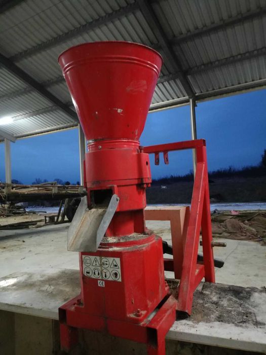 Преса за пелети / пелети