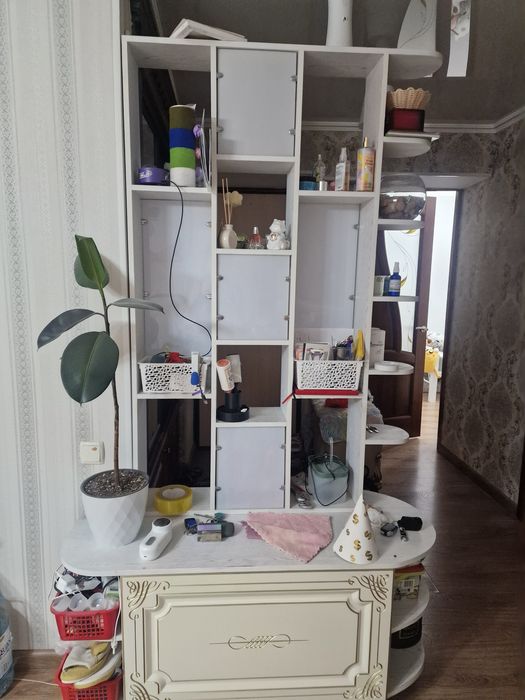 Этажерки  для прихожей либо гостиной