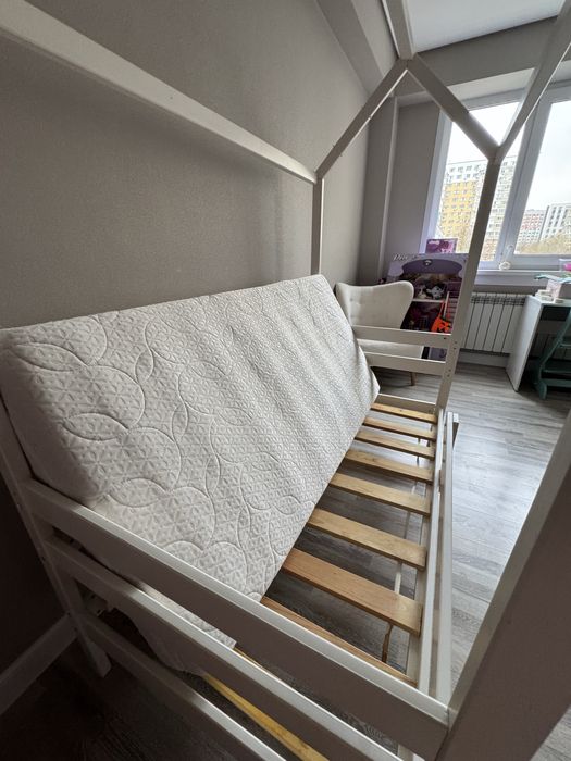 Продам.  Детскую кровать домик