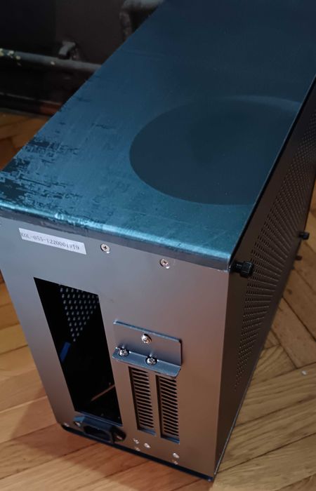 Vand carcasa calculator/PC: mini ITX,  sursa SFX 600w,  SSD+HDD