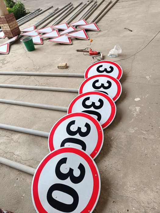 дорожная знак
Zanglamas metal
Komplektda bolt gayka kranshteyi