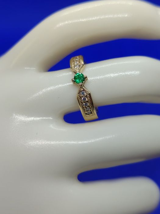 Златен пръстен с Колумбийски изумруд и диаманти
