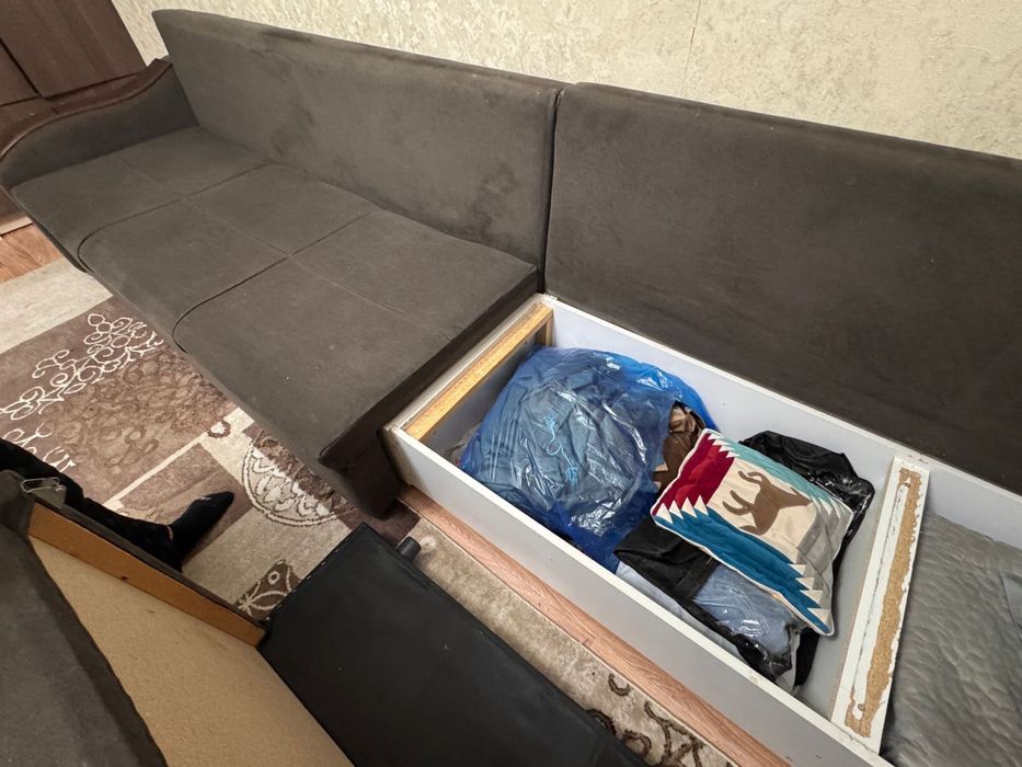 Диван 4-х метровый продается срочно!!