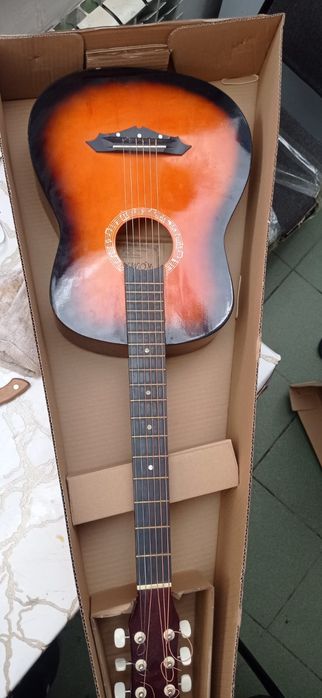 Продам гитару шести струнная