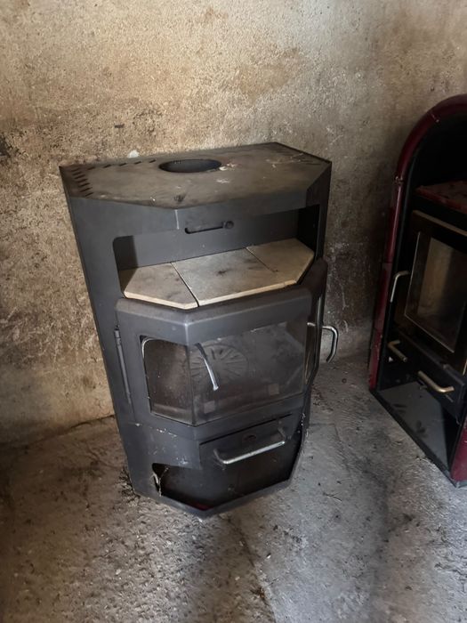 Sobă pe lemne din fontă, funcțională